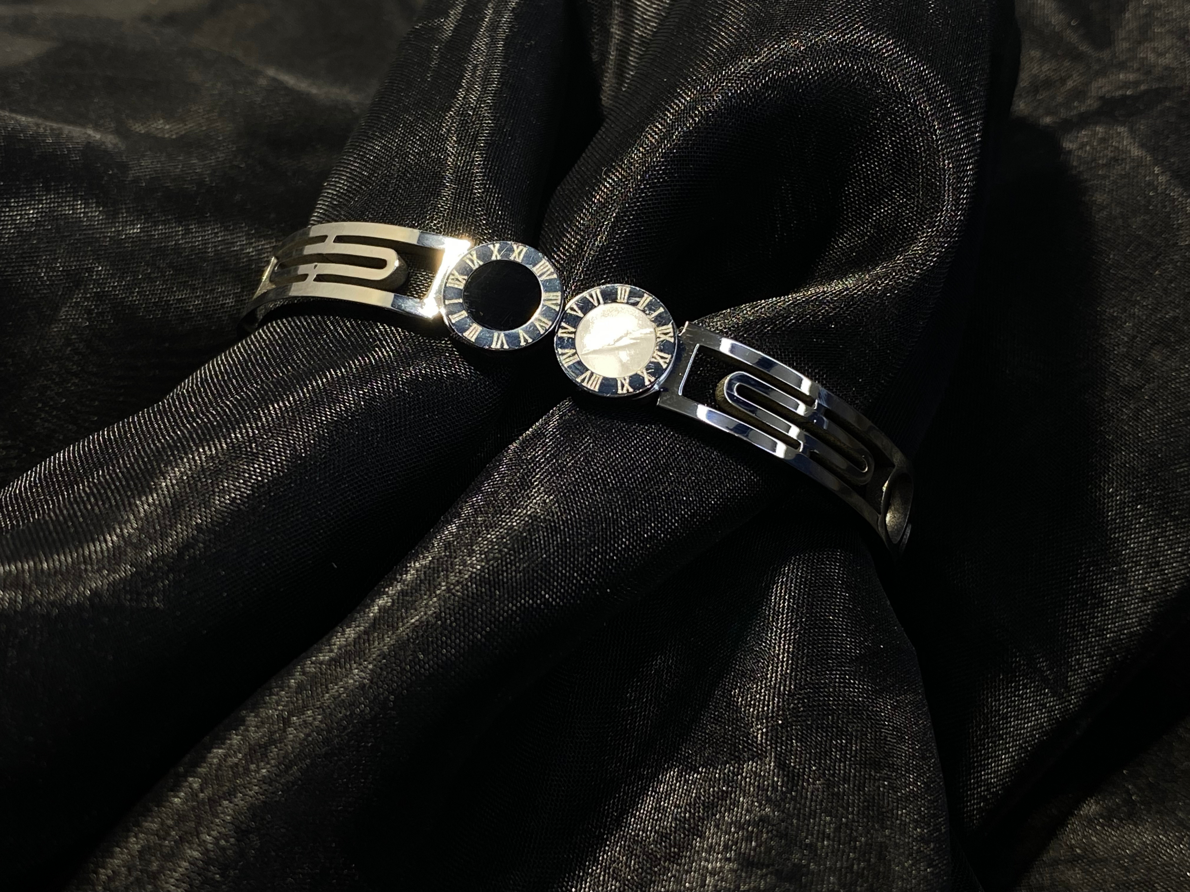 𝐒𝐢𝐥𝐯𝐞𝐫 𝐛𝐚𝐧𝐠𝐥𝐞 𝐛𝐫𝐚𝐜𝐞𝐥𝐞𝐭 𝐰𝐢𝐭𝐡 𝐛𝐥𝐚𝐜𝐤 𝐚𝐧𝐝 𝐰𝐡𝐢𝐭𝐞 𝐑𝐨𝐦𝐚𝐧 𝐧𝐮𝐦𝐞𝐫𝐚𝐥 𝐦𝐞𝐝𝐚𝐥𝐥𝐢𝐨𝐧𝐬.