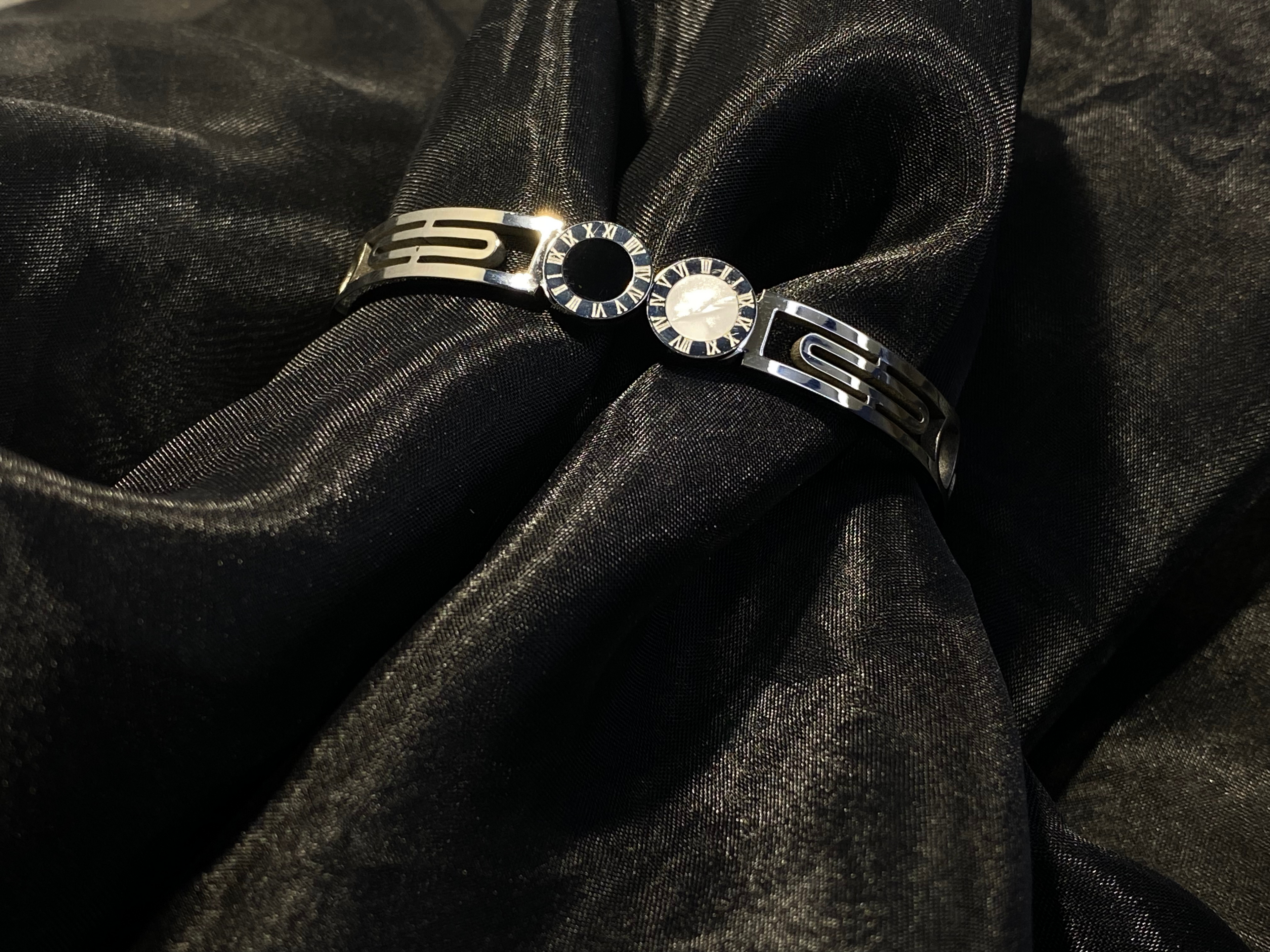 𝐒𝐢𝐥𝐯𝐞𝐫 𝐛𝐚𝐧𝐠𝐥𝐞 𝐛𝐫𝐚𝐜𝐞𝐥𝐞𝐭 𝐰𝐢𝐭𝐡 𝐛𝐥𝐚𝐜𝐤 𝐚𝐧𝐝 𝐰𝐡𝐢𝐭𝐞 𝐑𝐨𝐦𝐚𝐧 𝐧𝐮𝐦𝐞𝐫𝐚𝐥 𝐦𝐞𝐝𝐚𝐥𝐥𝐢𝐨𝐧𝐬.