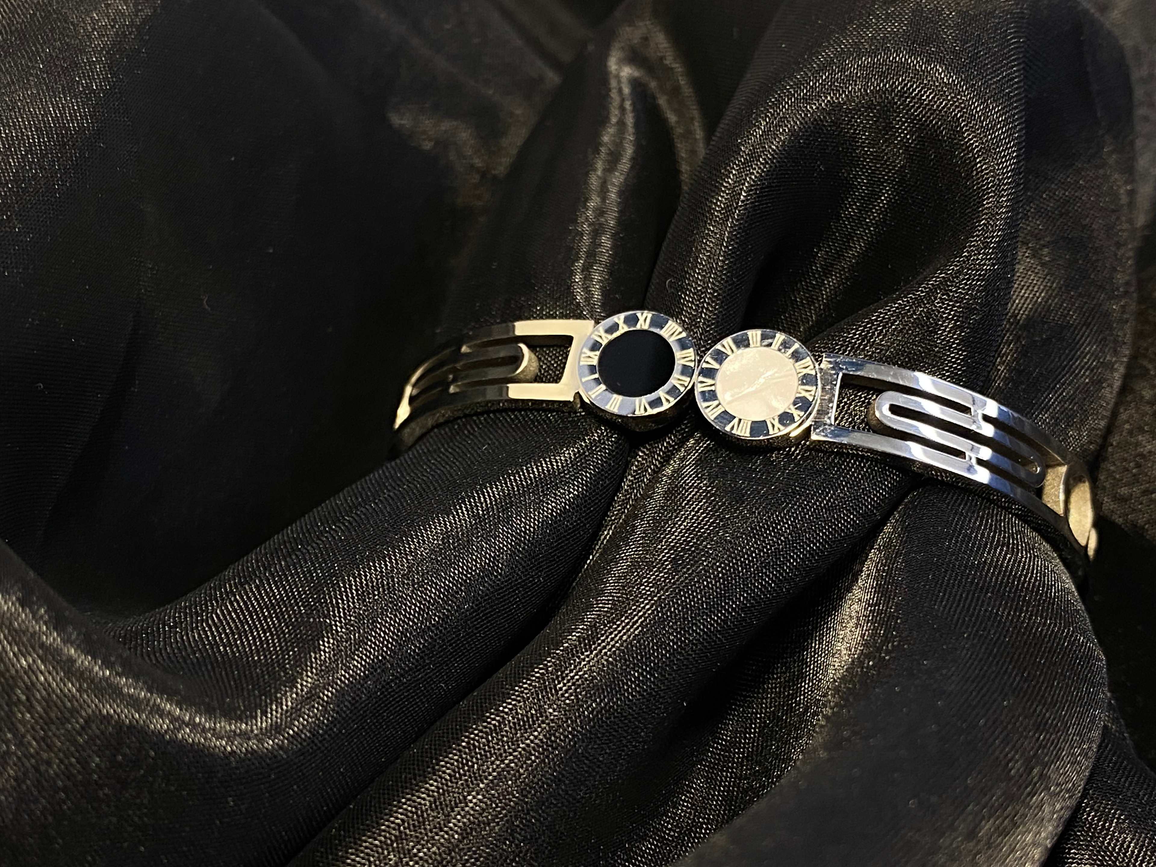 𝐒𝐢𝐥𝐯𝐞𝐫 𝐛𝐚𝐧𝐠𝐥𝐞 𝐛𝐫𝐚𝐜𝐞𝐥𝐞𝐭 𝐰𝐢𝐭𝐡 𝐛𝐥𝐚𝐜𝐤 𝐚𝐧𝐝 𝐰𝐡𝐢𝐭𝐞 𝐑𝐨𝐦𝐚𝐧 𝐧𝐮𝐦𝐞𝐫𝐚𝐥 𝐦𝐞𝐝𝐚𝐥𝐥𝐢𝐨𝐧𝐬.