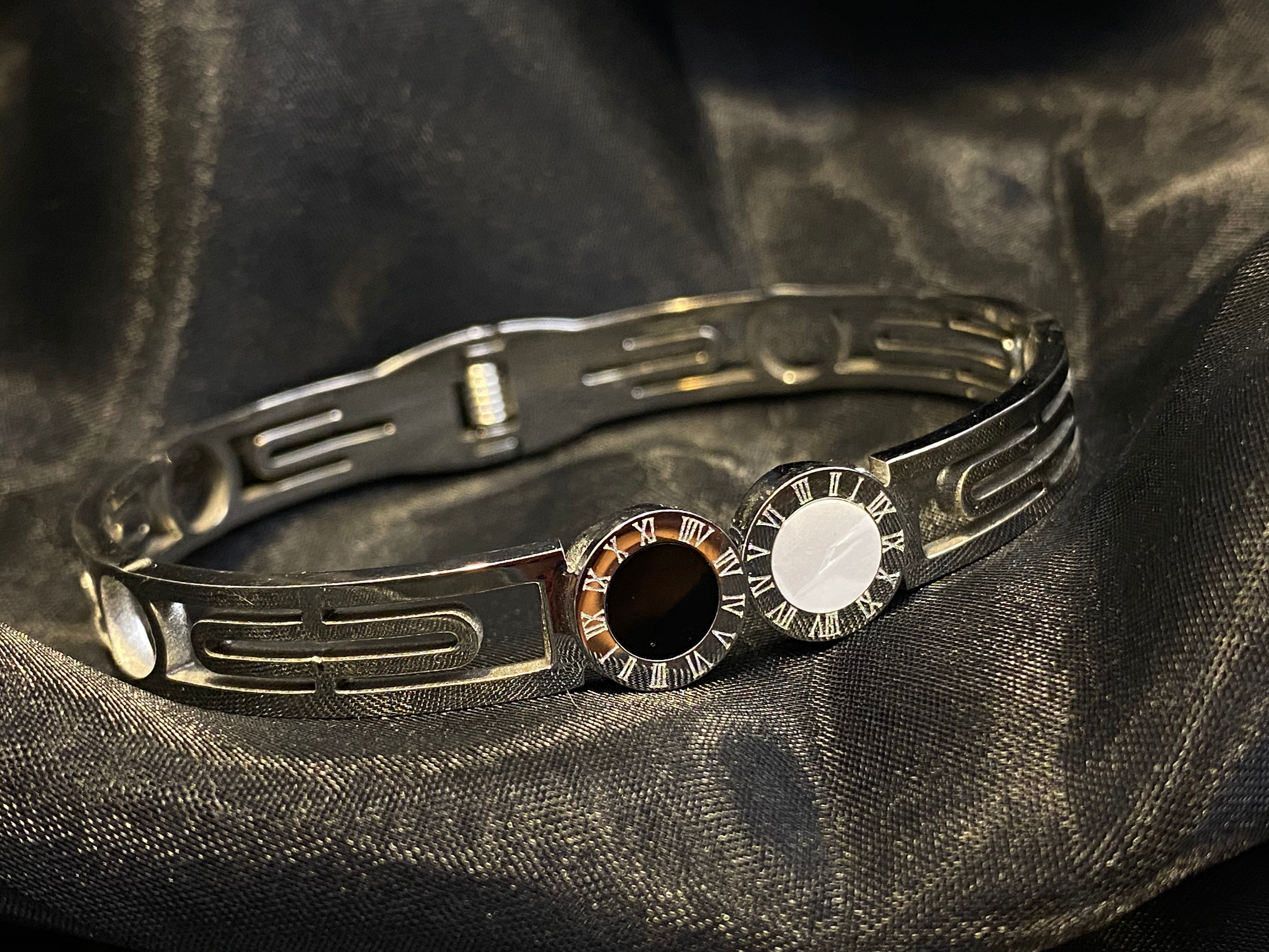 𝐒𝐢𝐥𝐯𝐞𝐫 𝐛𝐚𝐧𝐠𝐥𝐞 𝐛𝐫𝐚𝐜𝐞𝐥𝐞𝐭 𝐰𝐢𝐭𝐡 𝐛𝐥𝐚𝐜𝐤 𝐚𝐧𝐝 𝐰𝐡𝐢𝐭𝐞 𝐑𝐨𝐦𝐚𝐧 𝐧𝐮𝐦𝐞𝐫𝐚𝐥 𝐦𝐞𝐝𝐚𝐥𝐥𝐢𝐨𝐧𝐬.