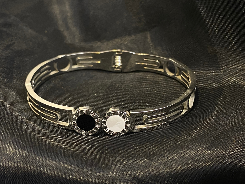 𝐒𝐢𝐥𝐯𝐞𝐫 𝐛𝐚𝐧𝐠𝐥𝐞 𝐛𝐫𝐚𝐜𝐞𝐥𝐞𝐭 𝐰𝐢𝐭𝐡 𝐛𝐥𝐚𝐜𝐤 𝐚𝐧𝐝 𝐰𝐡𝐢𝐭𝐞 𝐑𝐨𝐦𝐚𝐧 𝐧𝐮𝐦𝐞𝐫𝐚𝐥 𝐦𝐞𝐝𝐚𝐥𝐥𝐢𝐨𝐧𝐬.