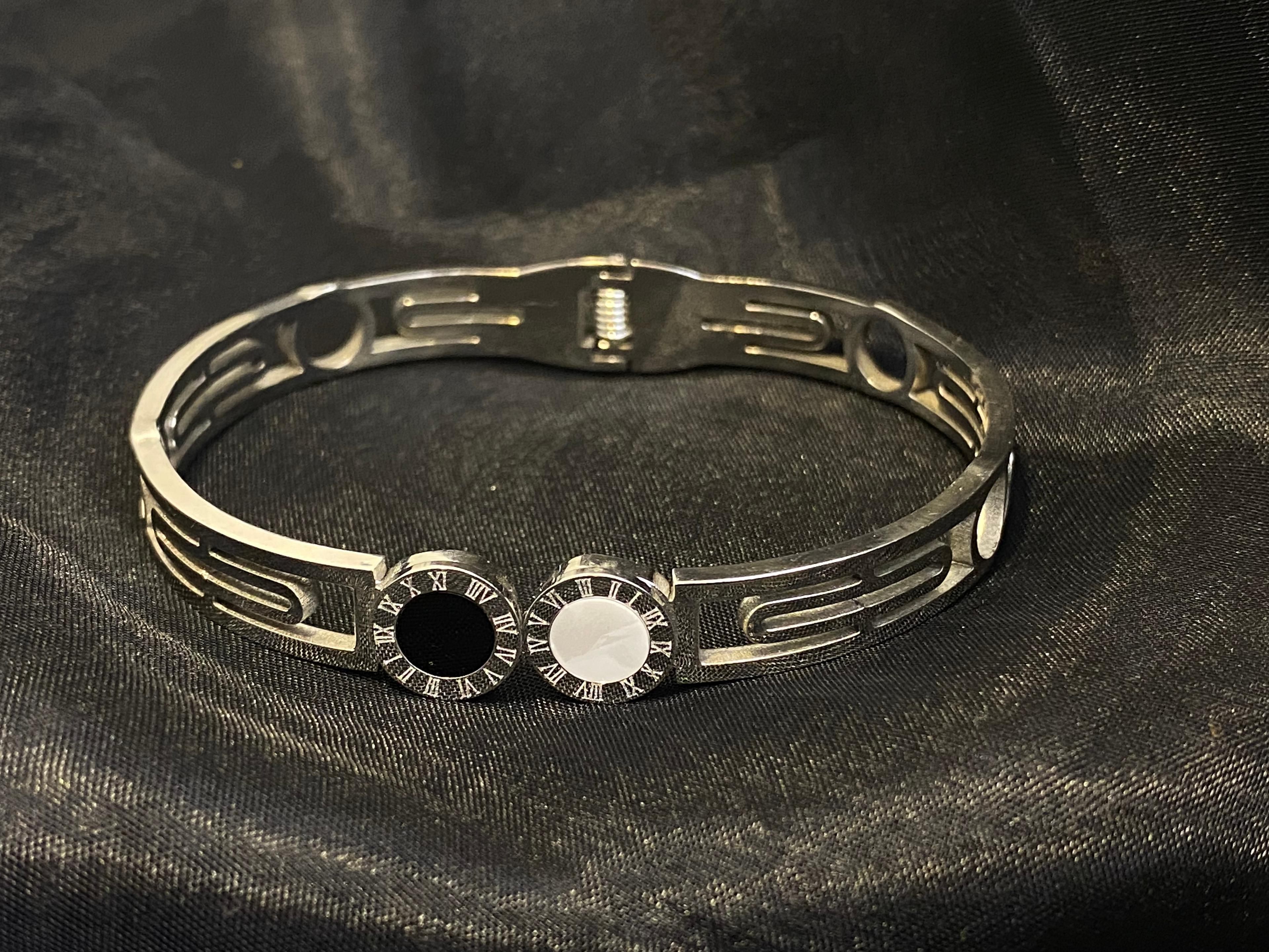 𝐒𝐢𝐥𝐯𝐞𝐫 𝐛𝐚𝐧𝐠𝐥𝐞 𝐛𝐫𝐚𝐜𝐞𝐥𝐞𝐭 𝐰𝐢𝐭𝐡 𝐛𝐥𝐚𝐜𝐤 𝐚𝐧𝐝 𝐰𝐡𝐢𝐭𝐞 𝐑𝐨𝐦𝐚𝐧 𝐧𝐮𝐦𝐞𝐫𝐚𝐥 𝐦𝐞𝐝𝐚𝐥𝐥𝐢𝐨𝐧𝐬.