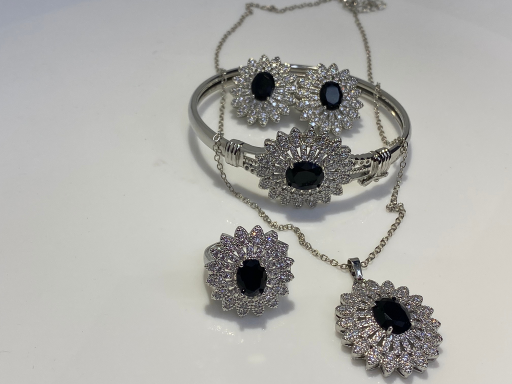 𝐒𝐢𝐥𝐯𝐞𝐫 𝐚𝐧𝐝 𝐠𝐨𝐥𝐝𝐞𝐧 𝐣𝐞𝐰𝐞𝐥𝐫𝐲 𝐬𝐞𝐭 𝐰𝐢𝐭𝐡 𝐚 𝐥𝐚𝐫𝐠𝐞 𝐜𝐞𝐧𝐭𝐫𝐚𝐥 𝐬𝐭𝐨𝐧𝐞 𝐬𝐮𝐫𝐫𝐨𝐮𝐧𝐝𝐞𝐝 𝐛𝐲 𝐬𝐦𝐚𝐥𝐥𝐞𝐫 𝐬𝐭𝐨𝐧𝐞𝐬.