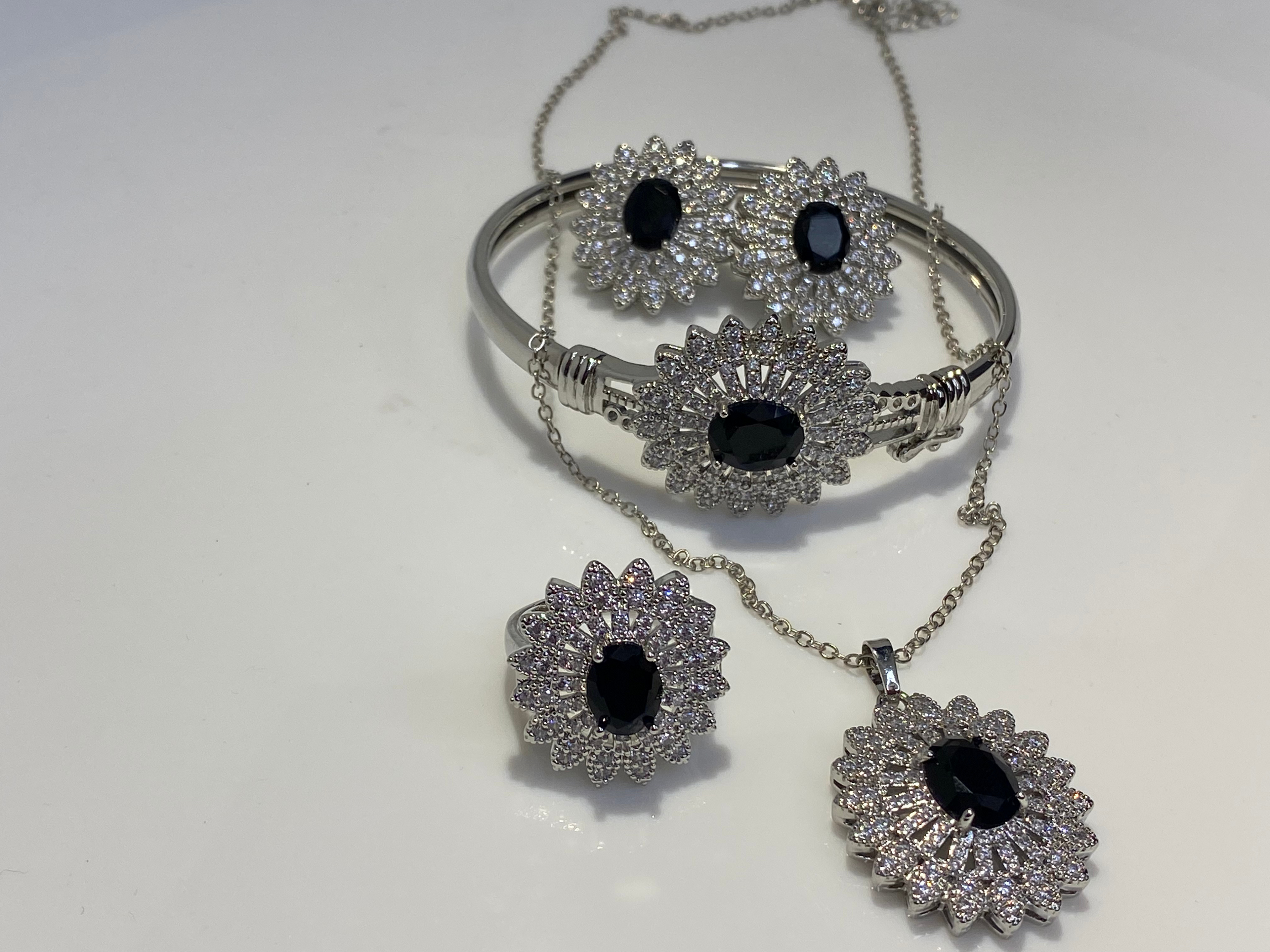 𝐒𝐢𝐥𝐯𝐞𝐫 𝐚𝐧𝐝 𝐠𝐨𝐥𝐝𝐞𝐧 𝐣𝐞𝐰𝐞𝐥𝐫𝐲 𝐬𝐞𝐭 𝐰𝐢𝐭𝐡 𝐚 𝐥𝐚𝐫𝐠𝐞 𝐜𝐞𝐧𝐭𝐫𝐚𝐥 𝐬𝐭𝐨𝐧𝐞 𝐬𝐮𝐫𝐫𝐨𝐮𝐧𝐝𝐞𝐝 𝐛𝐲 𝐬𝐦𝐚𝐥𝐥𝐞𝐫 𝐬𝐭𝐨𝐧𝐞𝐬.