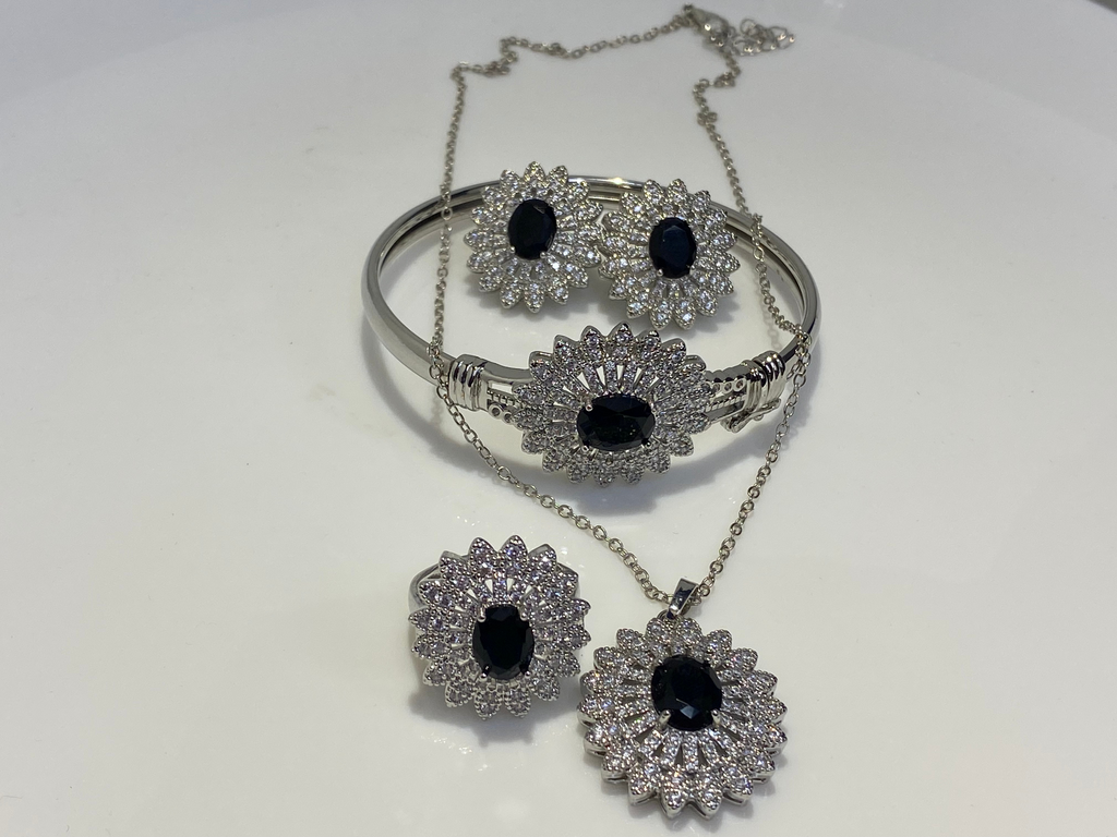 𝐒𝐢𝐥𝐯𝐞𝐫 𝐚𝐧𝐝 𝐠𝐨𝐥𝐝𝐞𝐧 𝐣𝐞𝐰𝐞𝐥𝐫𝐲 𝐬𝐞𝐭 𝐰𝐢𝐭𝐡 𝐚 𝐥𝐚𝐫𝐠𝐞 𝐜𝐞𝐧𝐭𝐫𝐚𝐥 𝐬𝐭𝐨𝐧𝐞 𝐬𝐮𝐫𝐫𝐨𝐮𝐧𝐝𝐞𝐝 𝐛𝐲 𝐬𝐦𝐚𝐥𝐥𝐞𝐫 𝐬𝐭𝐨𝐧𝐞𝐬.