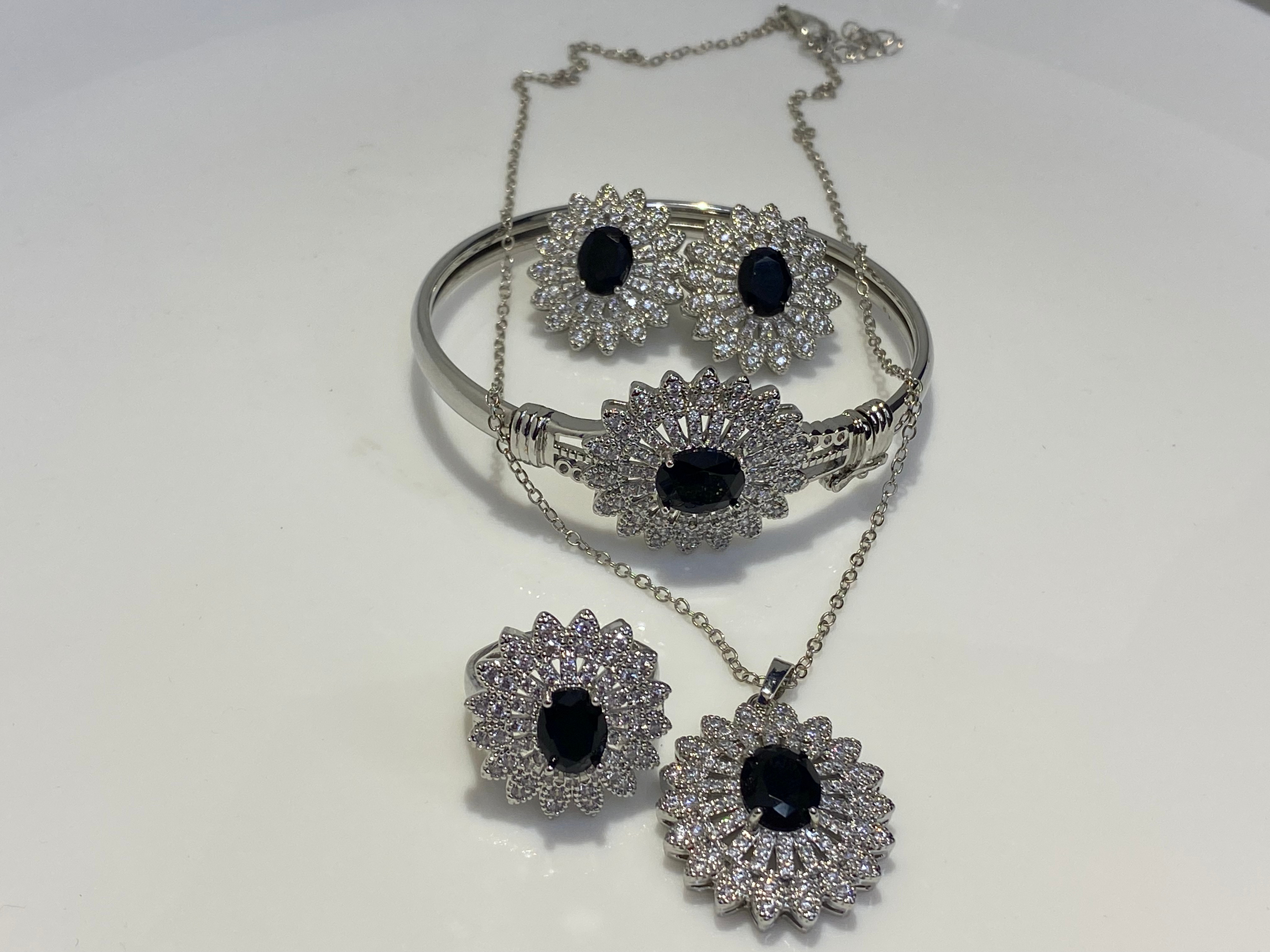 𝐒𝐢𝐥𝐯𝐞𝐫 𝐚𝐧𝐝 𝐠𝐨𝐥𝐝𝐞𝐧 𝐣𝐞𝐰𝐞𝐥𝐫𝐲 𝐬𝐞𝐭 𝐰𝐢𝐭𝐡 𝐚 𝐥𝐚𝐫𝐠𝐞 𝐜𝐞𝐧𝐭𝐫𝐚𝐥 𝐬𝐭𝐨𝐧𝐞 𝐬𝐮𝐫𝐫𝐨𝐮𝐧𝐝𝐞𝐝 𝐛𝐲 𝐬𝐦𝐚𝐥𝐥𝐞𝐫 𝐬𝐭𝐨𝐧𝐞𝐬.