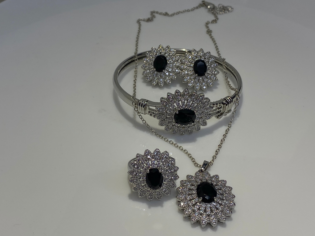 𝐒𝐢𝐥𝐯𝐞𝐫 𝐚𝐧𝐝 𝐠𝐨𝐥𝐝𝐞𝐧 𝐣𝐞𝐰𝐞𝐥𝐫𝐲 𝐬𝐞𝐭 𝐰𝐢𝐭𝐡 𝐚 𝐥𝐚𝐫𝐠𝐞 𝐜𝐞𝐧𝐭𝐫𝐚𝐥 𝐬𝐭𝐨𝐧𝐞 𝐬𝐮𝐫𝐫𝐨𝐮𝐧𝐝𝐞𝐝 𝐛𝐲 𝐬𝐦𝐚𝐥𝐥𝐞𝐫 𝐬𝐭𝐨𝐧𝐞𝐬.