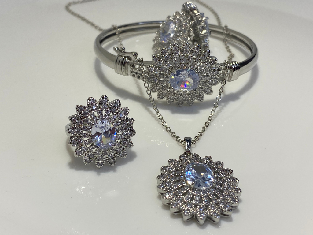 𝐒𝐢𝐥𝐯𝐞𝐫 𝐚𝐧𝐝 𝐠𝐨𝐥𝐝𝐞𝐧 𝐣𝐞𝐰𝐞𝐥𝐫𝐲 𝐬𝐞𝐭 𝐰𝐢𝐭𝐡 𝐚 𝐥𝐚𝐫𝐠𝐞 𝐜𝐞𝐧𝐭𝐫𝐚𝐥 𝐬𝐭𝐨𝐧𝐞 𝐬𝐮𝐫𝐫𝐨𝐮𝐧𝐝𝐞𝐝 𝐛𝐲 𝐬𝐦𝐚𝐥𝐥𝐞𝐫 𝐬𝐭𝐨𝐧𝐞𝐬.