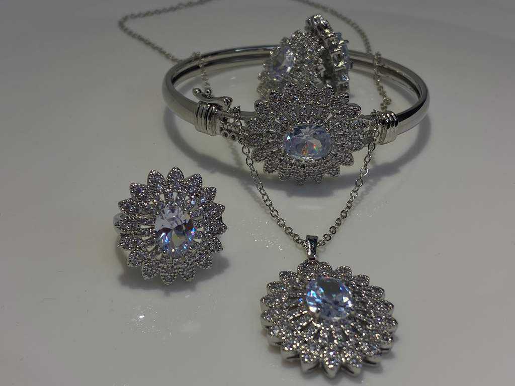 𝐒𝐢𝐥𝐯𝐞𝐫 𝐚𝐧𝐝 𝐠𝐨𝐥𝐝𝐞𝐧 𝐣𝐞𝐰𝐞𝐥𝐫𝐲 𝐬𝐞𝐭 𝐰𝐢𝐭𝐡 𝐚 𝐥𝐚𝐫𝐠𝐞 𝐜𝐞𝐧𝐭𝐫𝐚𝐥 𝐬𝐭𝐨𝐧𝐞 𝐬𝐮𝐫𝐫𝐨𝐮𝐧𝐝𝐞𝐝 𝐛𝐲 𝐬𝐦𝐚𝐥𝐥𝐞𝐫 𝐬𝐭𝐨𝐧𝐞𝐬.