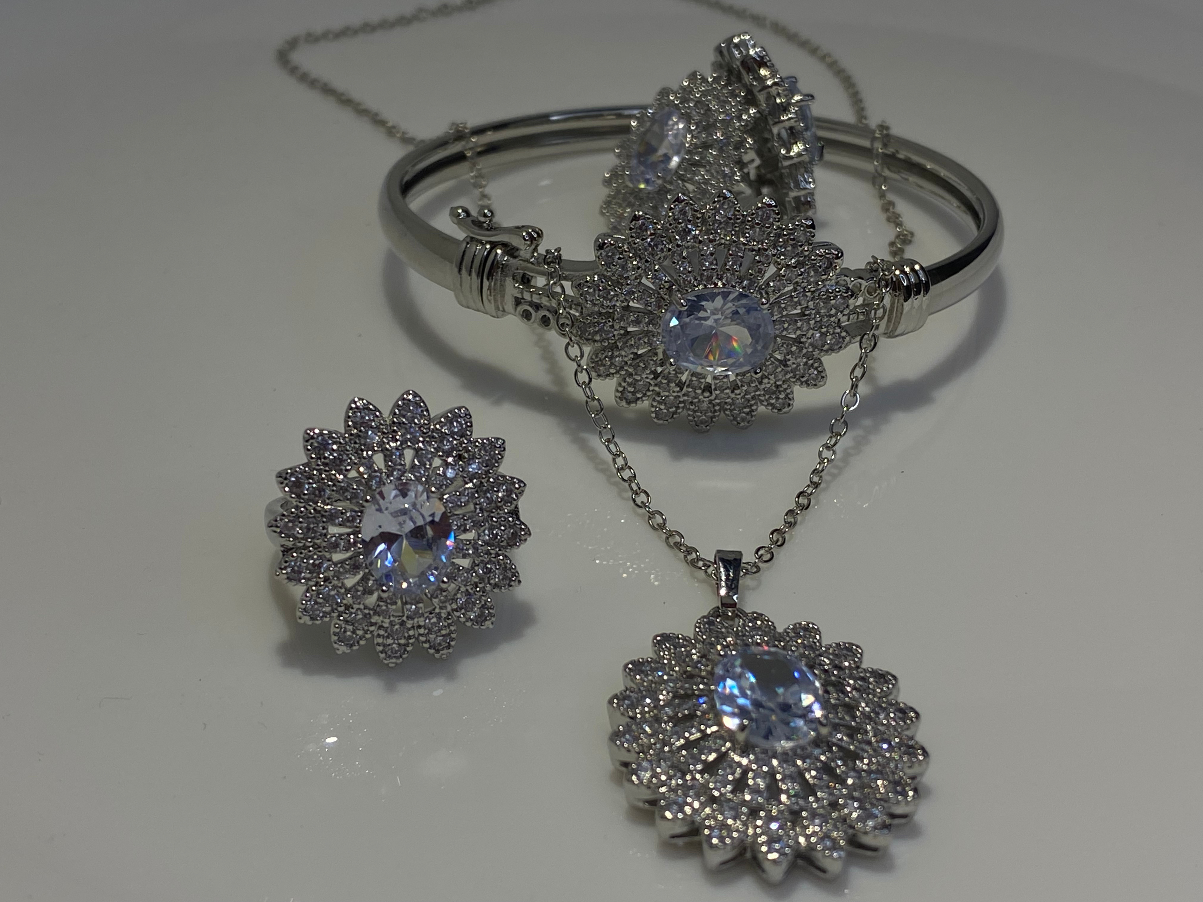 𝐒𝐢𝐥𝐯𝐞𝐫 𝐚𝐧𝐝 𝐠𝐨𝐥𝐝𝐞𝐧 𝐣𝐞𝐰𝐞𝐥𝐫𝐲 𝐬𝐞𝐭 𝐰𝐢𝐭𝐡 𝐚 𝐥𝐚𝐫𝐠𝐞 𝐜𝐞𝐧𝐭𝐫𝐚𝐥 𝐬𝐭𝐨𝐧𝐞 𝐬𝐮𝐫𝐫𝐨𝐮𝐧𝐝𝐞𝐝 𝐛𝐲 𝐬𝐦𝐚𝐥𝐥𝐞𝐫 𝐬𝐭𝐨𝐧𝐞𝐬.