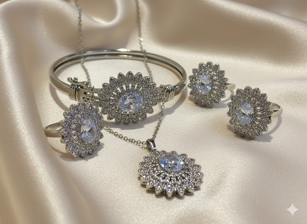 𝐒𝐢𝐥𝐯𝐞𝐫 𝐚𝐧𝐝 𝐠𝐨𝐥𝐝𝐞𝐧 𝐣𝐞𝐰𝐞𝐥𝐫𝐲 𝐬𝐞𝐭 𝐰𝐢𝐭𝐡 𝐚 𝐥𝐚𝐫𝐠𝐞 𝐜𝐞𝐧𝐭𝐫𝐚𝐥 𝐬𝐭𝐨𝐧𝐞 𝐬𝐮𝐫𝐫𝐨𝐮𝐧𝐝𝐞𝐝 𝐛𝐲 𝐬𝐦𝐚𝐥𝐥𝐞𝐫 𝐬𝐭𝐨𝐧𝐞𝐬.