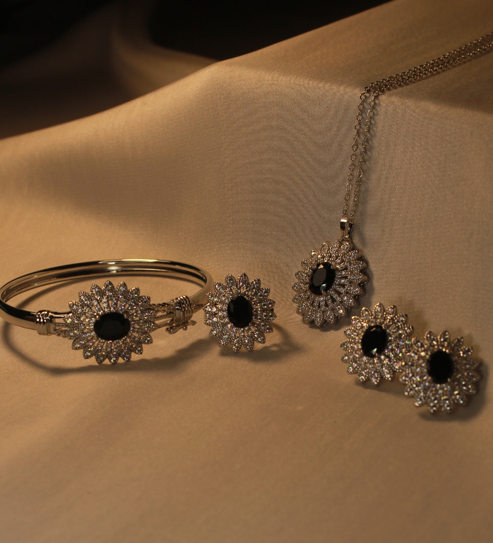 𝐒𝐢𝐥𝐯𝐞𝐫 𝐚𝐧𝐝 𝐠𝐨𝐥𝐝𝐞𝐧 𝐣𝐞𝐰𝐞𝐥𝐫𝐲 𝐬𝐞𝐭 𝐰𝐢𝐭𝐡 𝐚 𝐥𝐚𝐫𝐠𝐞 𝐜𝐞𝐧𝐭𝐫𝐚𝐥 𝐬𝐭𝐨𝐧𝐞 𝐬𝐮𝐫𝐫𝐨𝐮𝐧𝐝𝐞𝐝 𝐛𝐲 𝐬𝐦𝐚𝐥𝐥𝐞𝐫 𝐬𝐭𝐨𝐧𝐞𝐬.